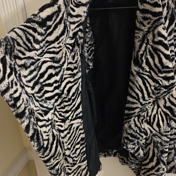 Zebra Print Sleeveless Jacket - Picture 4 of 6